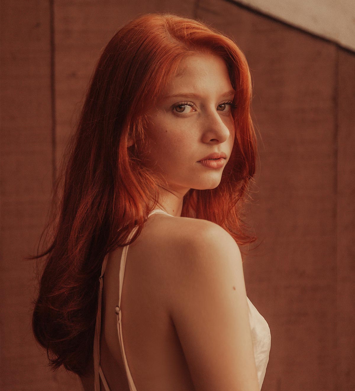 Model mit roten Haaren für BIOTURA das Mittel gegen Haarausfall